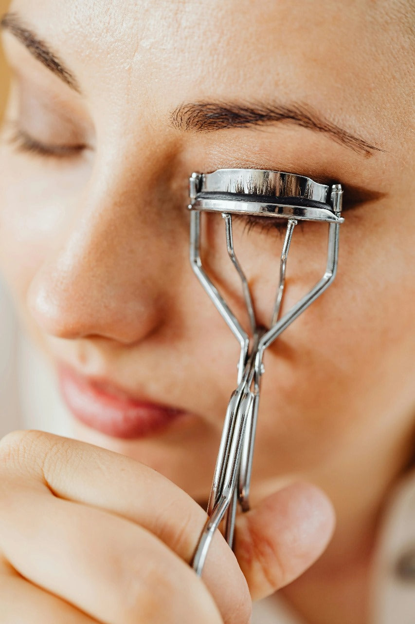 How To Use An Eyelash Curler For best Results