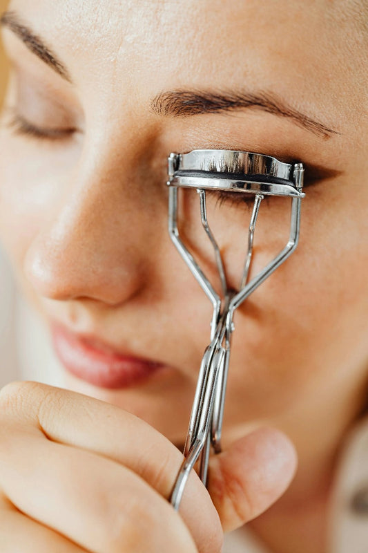 How To Use An Eyelash Curler For best Results