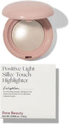 بودرة هايلايتر Silky Touch من Rare Beauty - Enlighten: لمعان مشرق