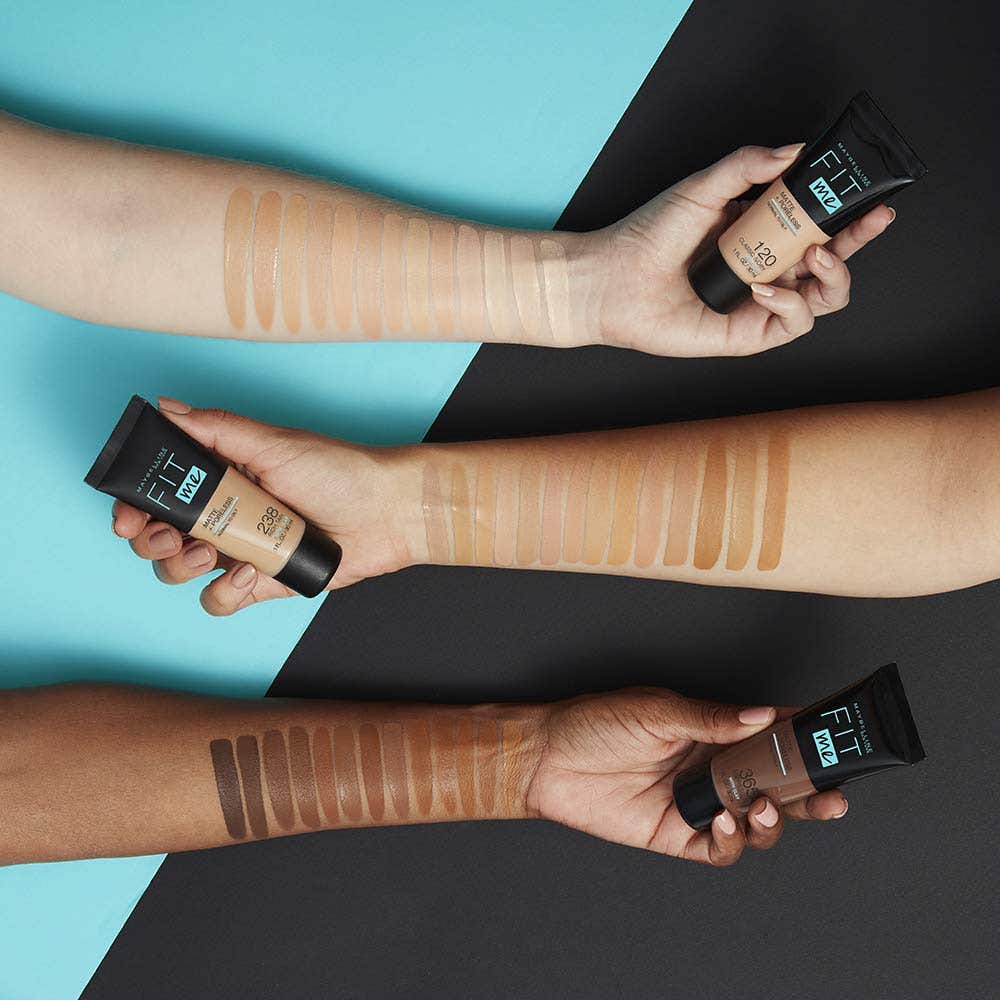 مكياج مايو بيلين Foundation Fit Me Matte+Poreless، لون Warm Coconut، خفيف وذو نهاية طبيعية.
