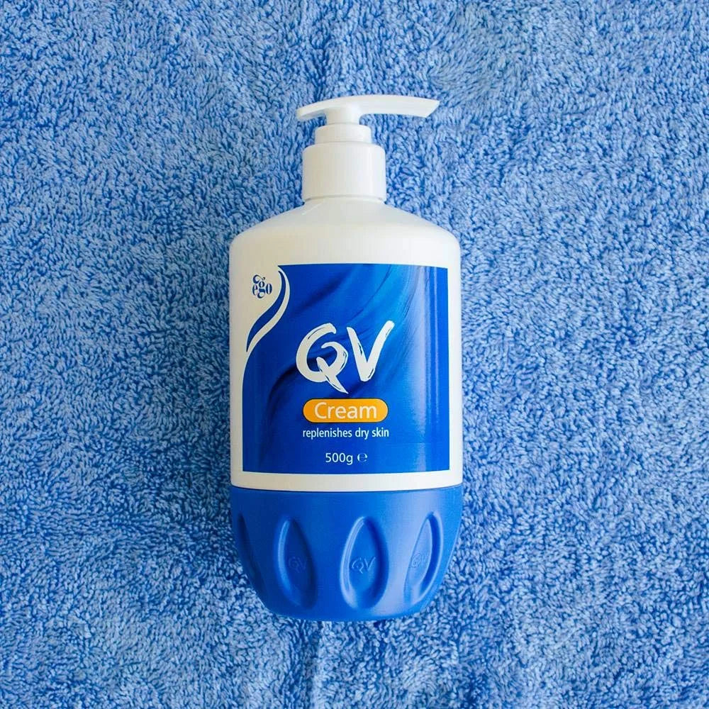 كريم QV 500 غرام مع ضخّة للبشرة الجافة والحساسة