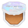 إضاءة Fenty Beauty ترافل المشعة – توهج موزع للضوء (٧غ)