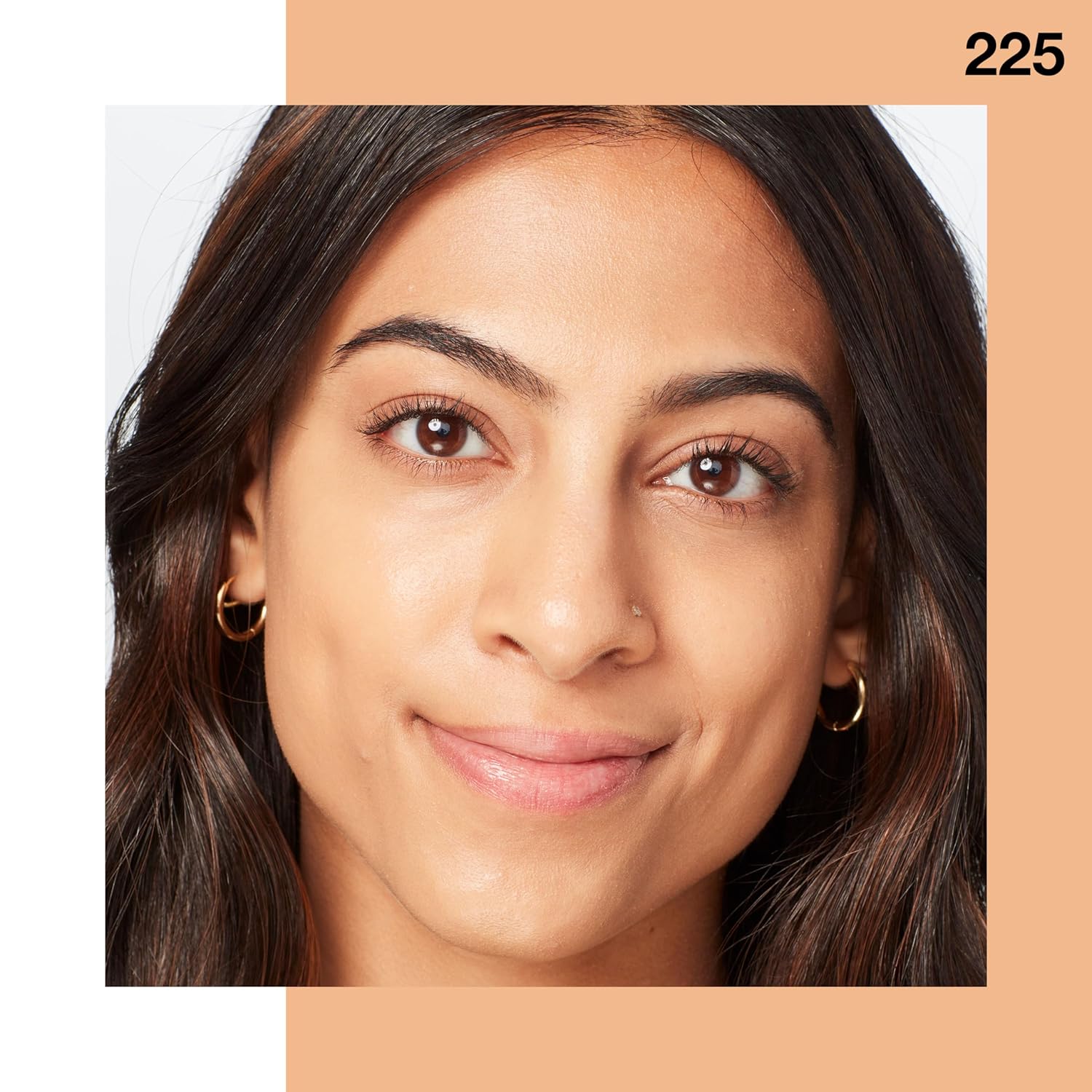 foundation سائل Maybelline Fit Me Dewy + Smooth بلون Medium Buff، يوفر مظهرًا ناعمًا ومشرقًا.