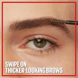 جل Eyebrow من Maybelline لون بني متوسط، مقاوم للماء مع صبغة تستمر حتى 36 ساعة.