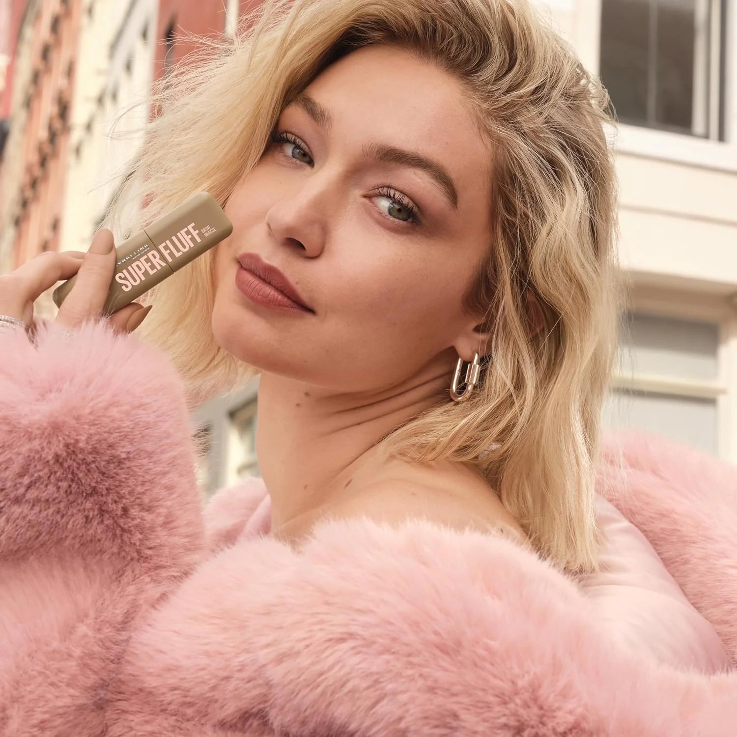 موس Brow مousse من Maybelline لون بني غامق، يضمن فراءً كثيفة ونضرة طوال اليوم.