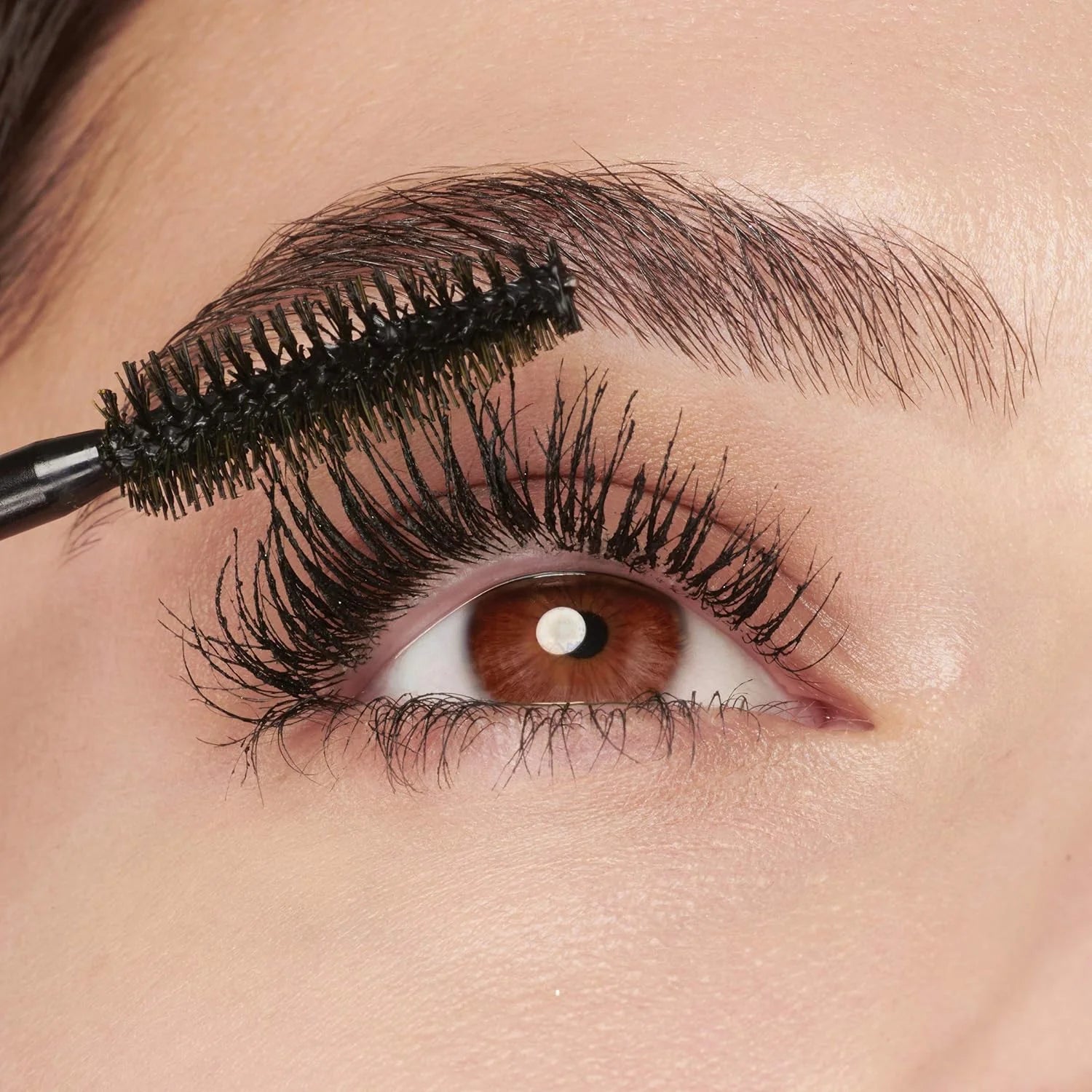 Glam black washable mascara for volumizing and defining lashes.