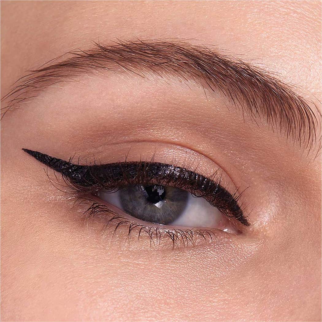 أي ليندر مايو بيلين Hyper Easy Eyeliner، لون أسود، مع قلم ريشة، خفيف وطويل الأمد.